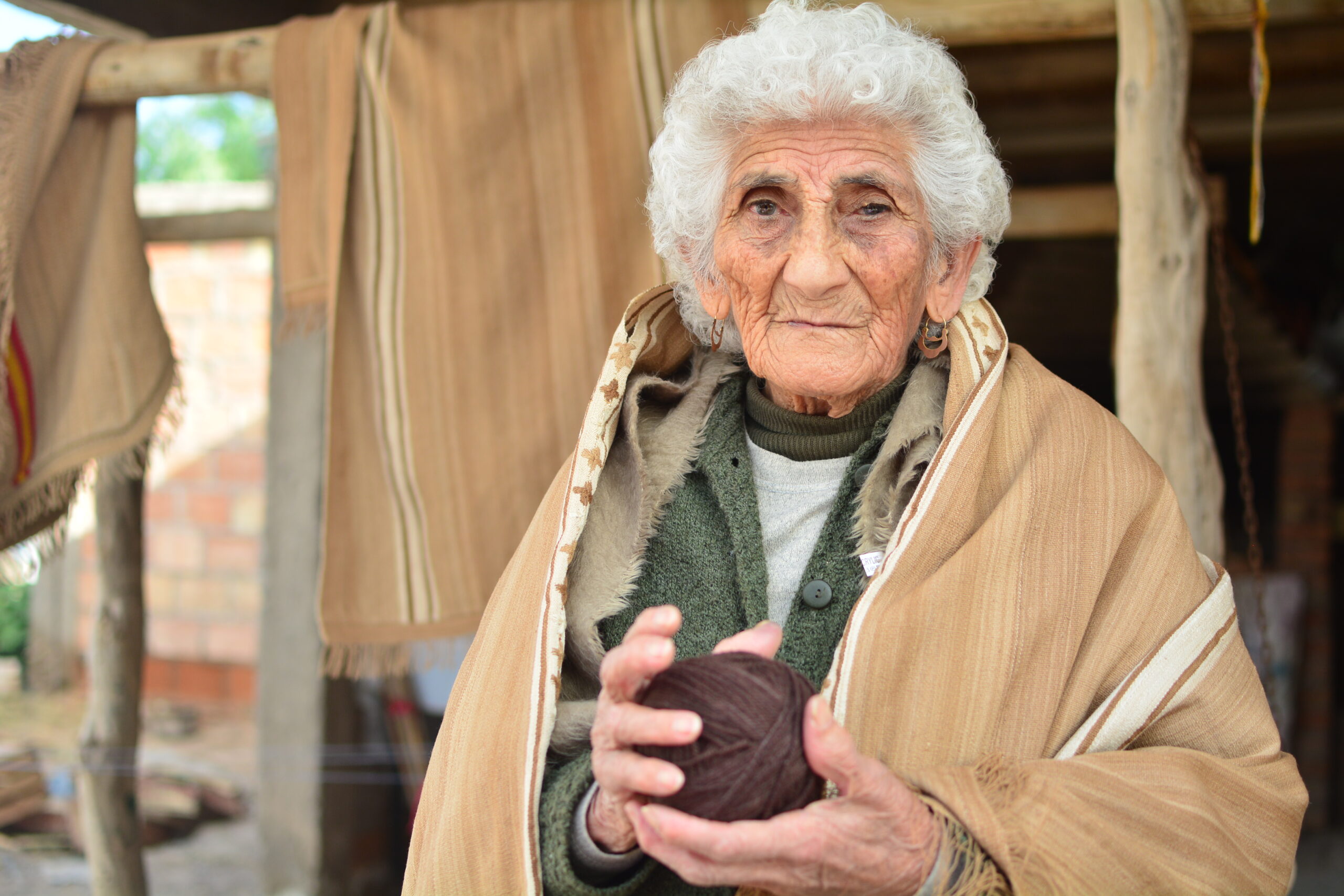 Rita, la vecina de Mogna que teje al telar hace 77 años y fue homenajeada en el Senado de la Nación