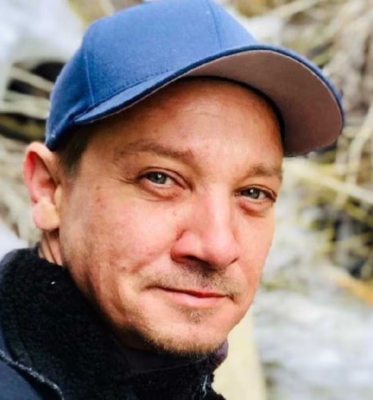 Una directora de cine denunció a Jeremy Renner por acoso: los perturbadores mensajes que habría recibido