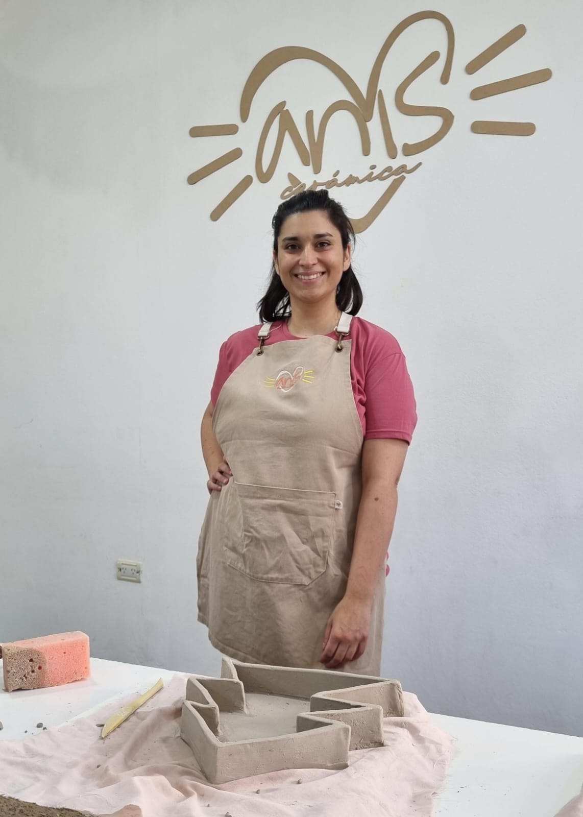 Ana Arce: la ceramista que creó un refugio creativo para niños, niñas y adolescentes