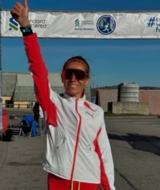 Una runner argentina ganó una maratón en las Islas Malvinas y homenajeó a los caídos