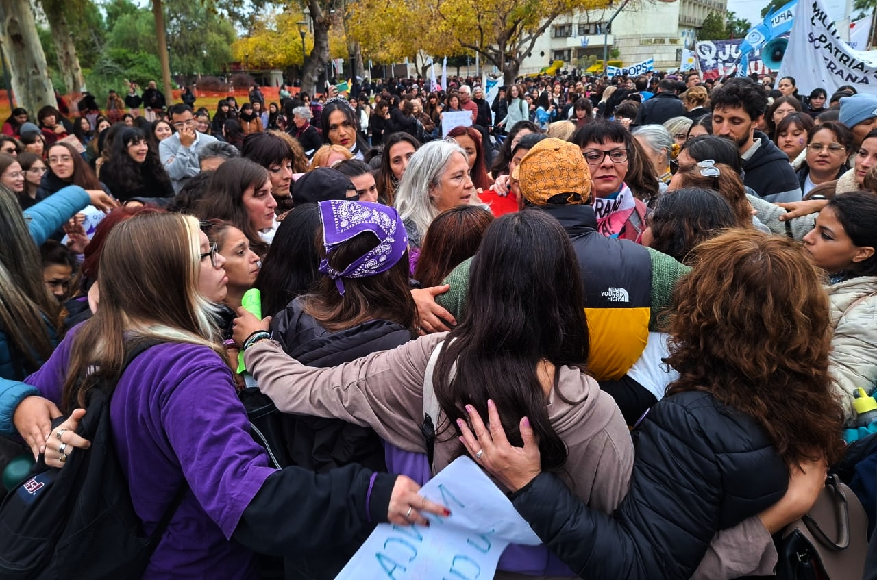 El abrazo que unió el dolor de miles de mujeres en San Juan